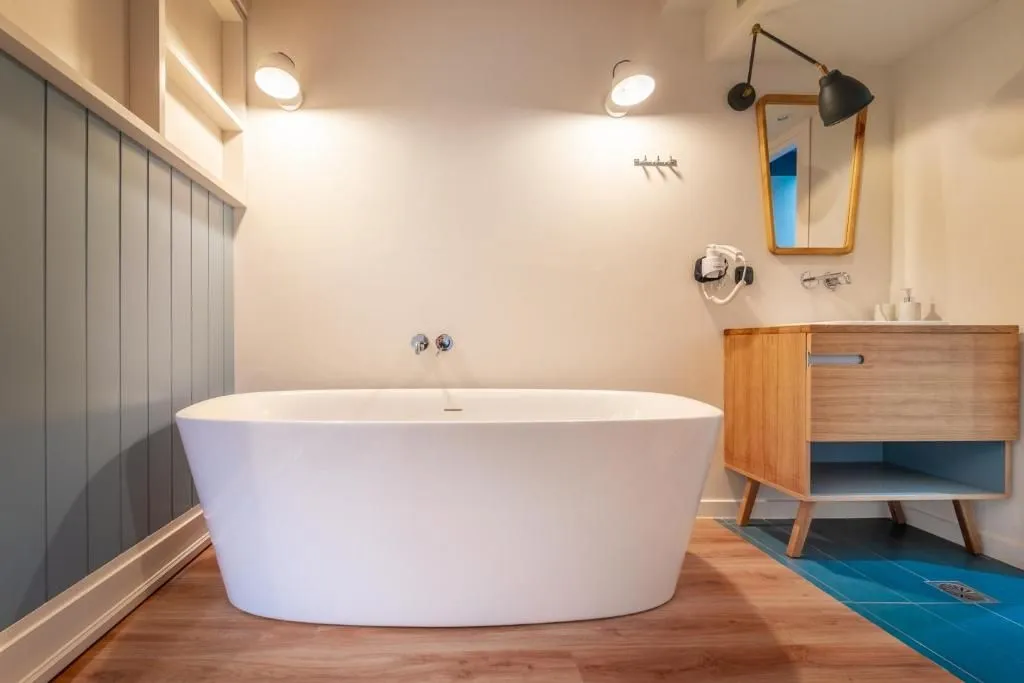 Suite with Bathtub