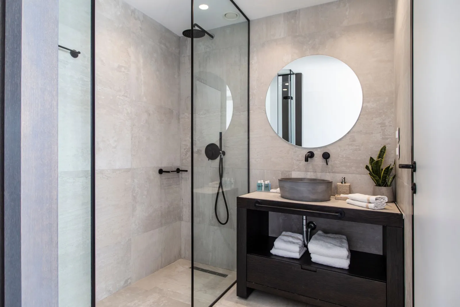 Design Suite with Private Pool