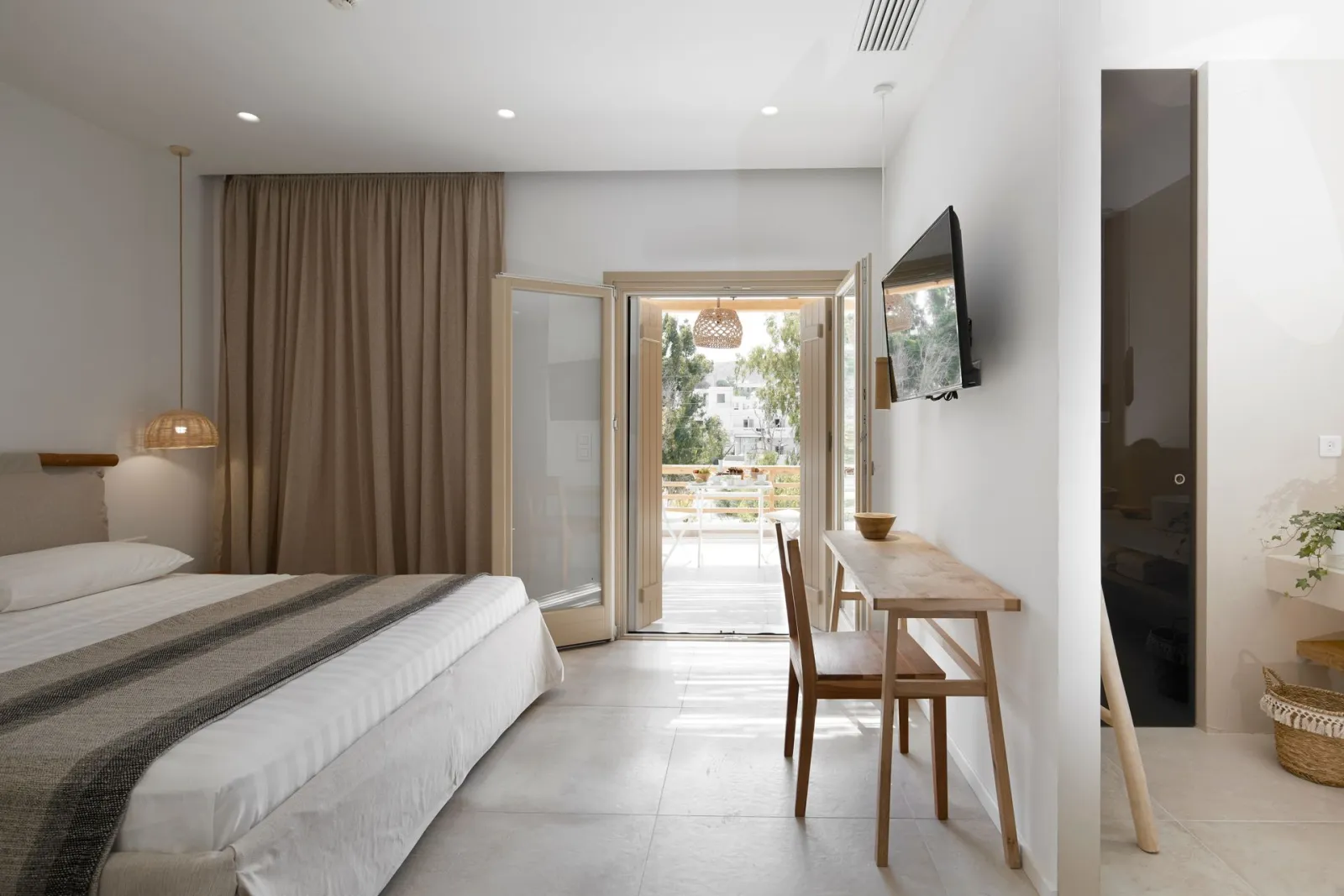 Deluxe Suite with Outdoor Heated Jacuzzi