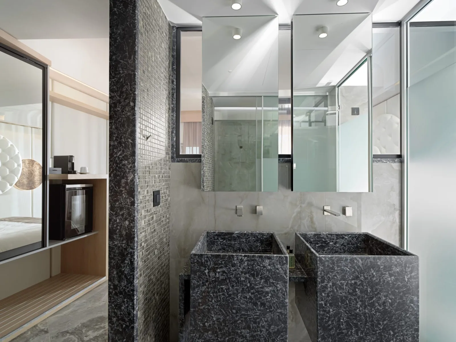 Executive Suite with Hot Tub &amp; Sea View