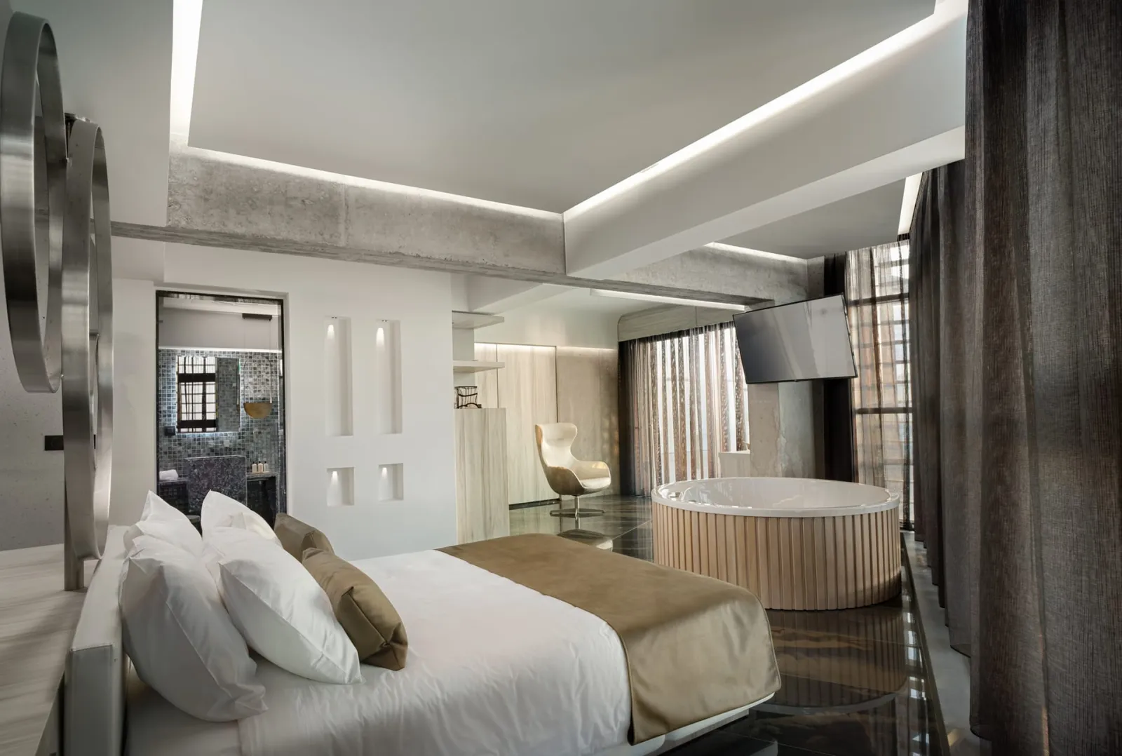 Deluxe Suite with Hot Tub & Sea View
