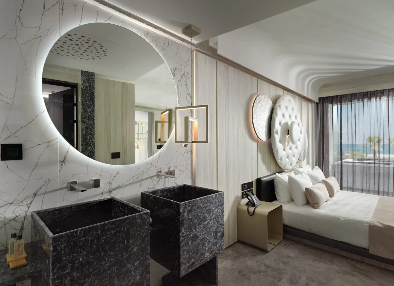 Nautilux Suite with Hot Tub & Sea View