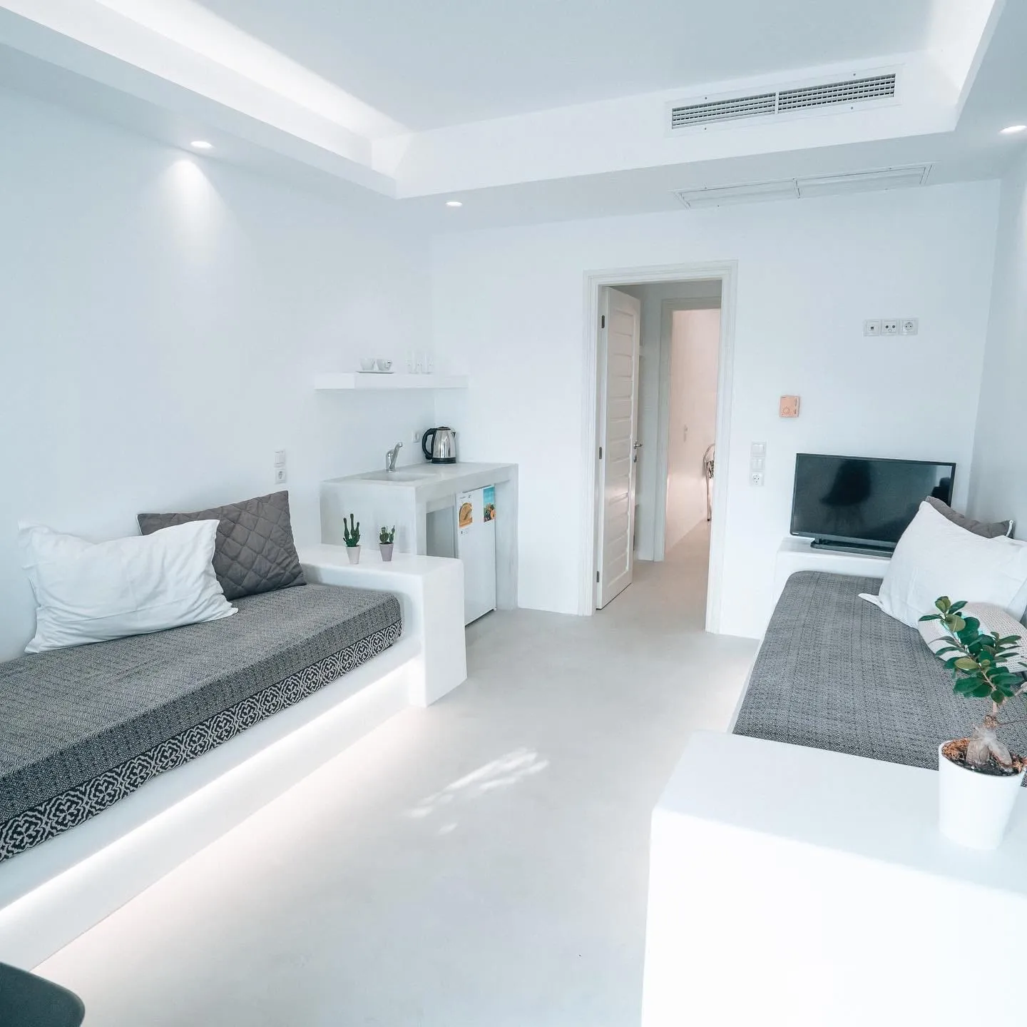 Family Room with Sea View (Pool Level)