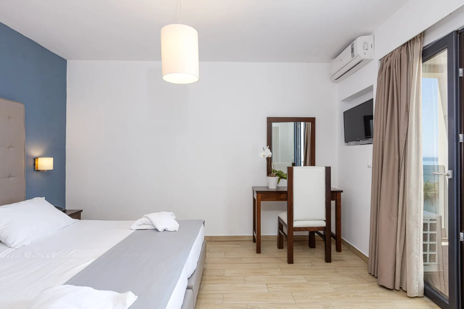 Grand One Bedroom Apartment with Sea View
