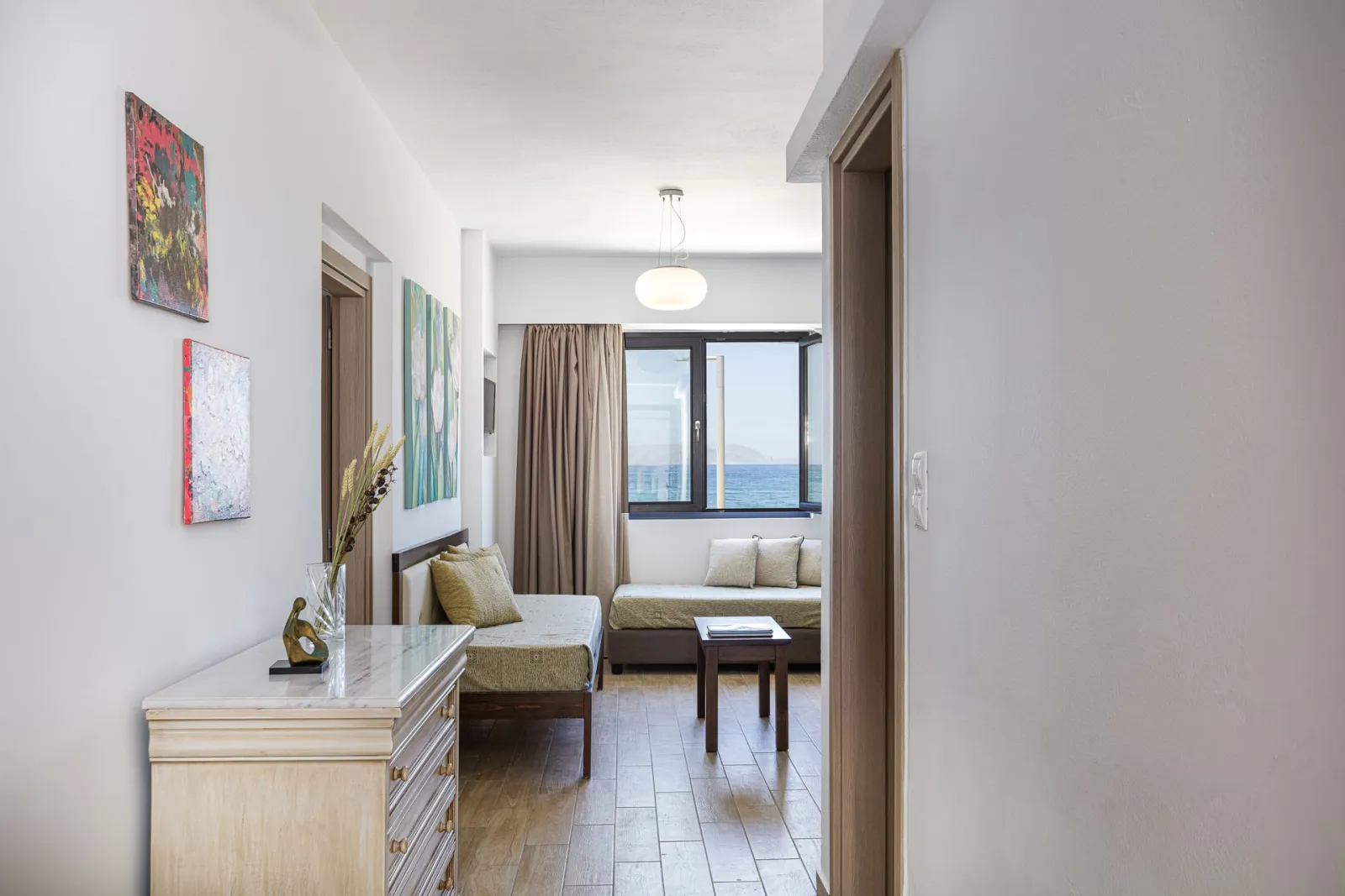 Grand One Bedroom Apartment with Sea View