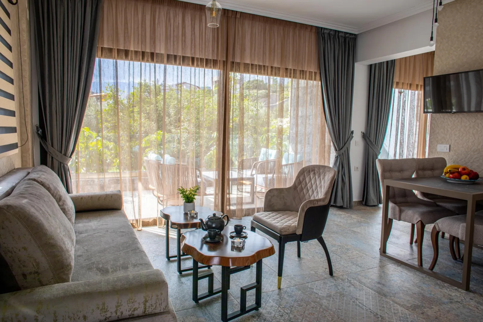 Junior Suite Pool View &amp; Outdoor Jetted Tub