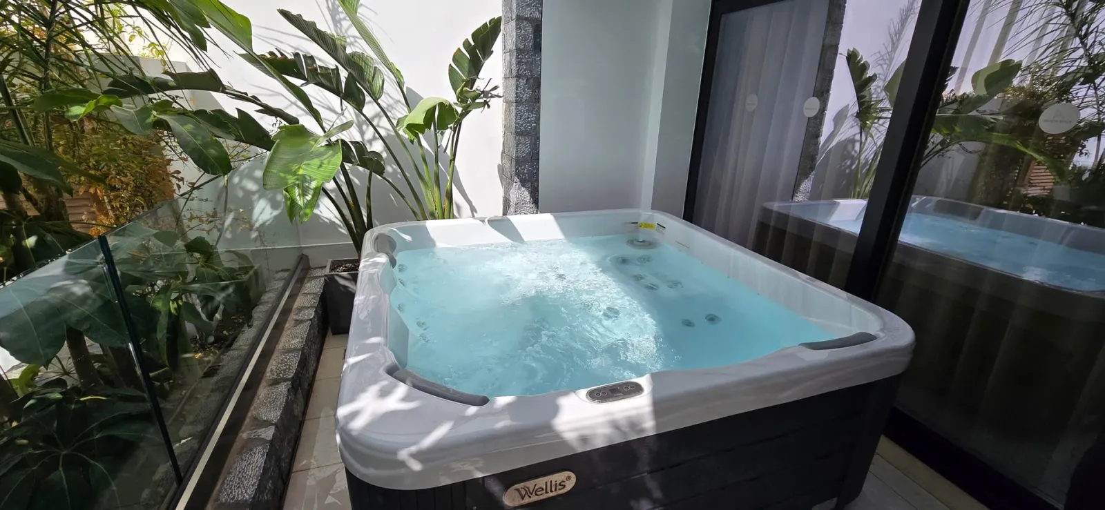 Junior Suite Pool View &amp; Outdoor Jetted Tub