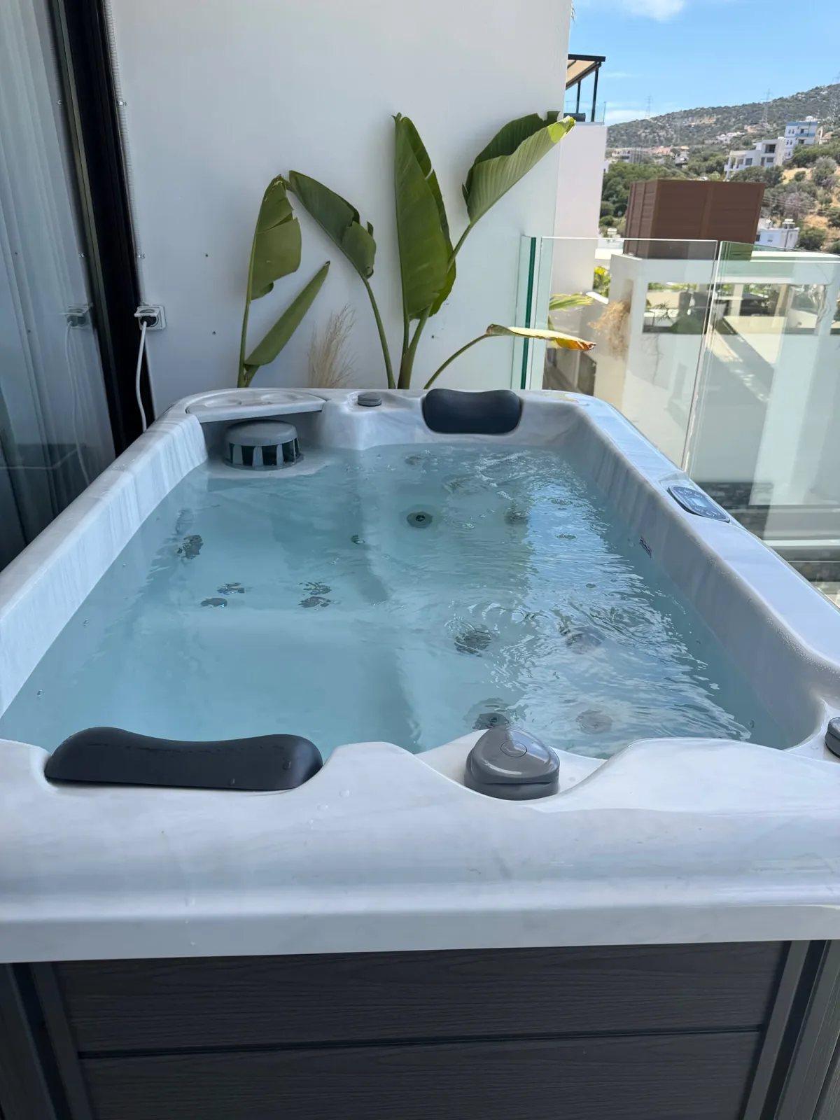 One Bedroom Suite with Pool View &amp; Outdoor Jetted Tub