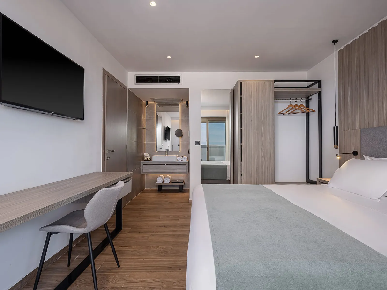 Executive Suite with Private Pool and Mountain View