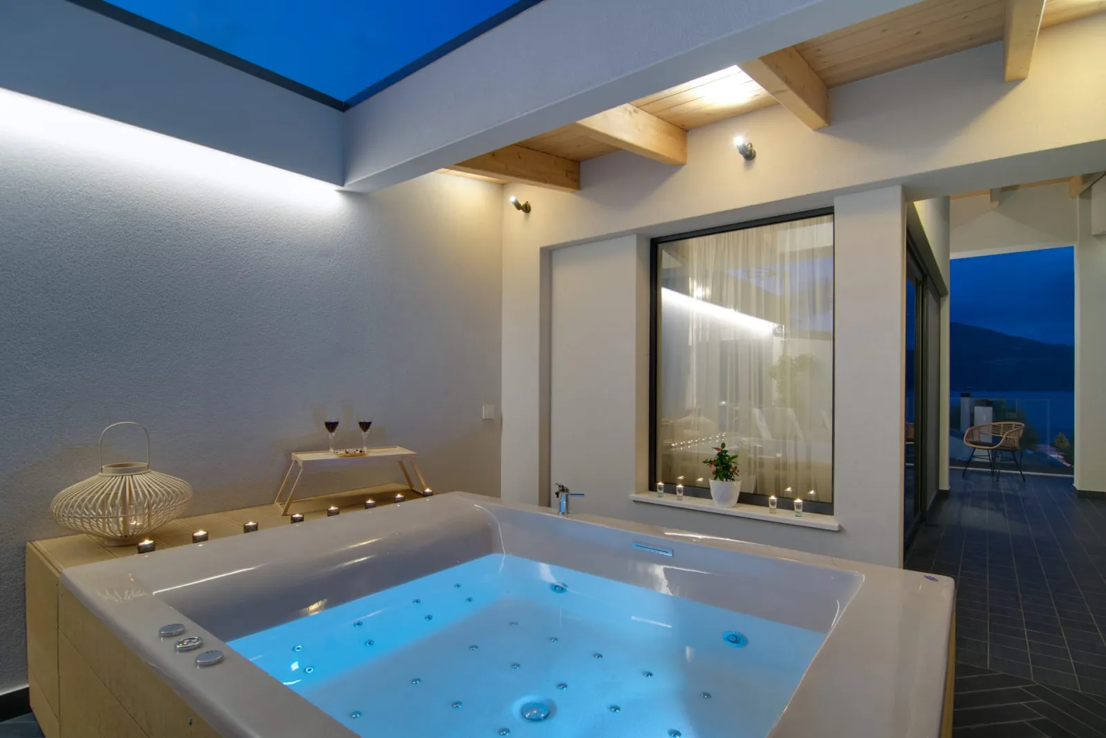 Honeymoon Suite with Outdoor Jacuzzi