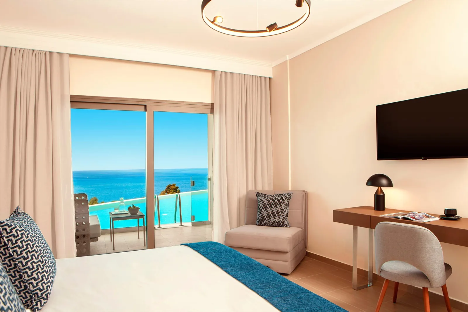 Deluxe Double Room Sharing Pool