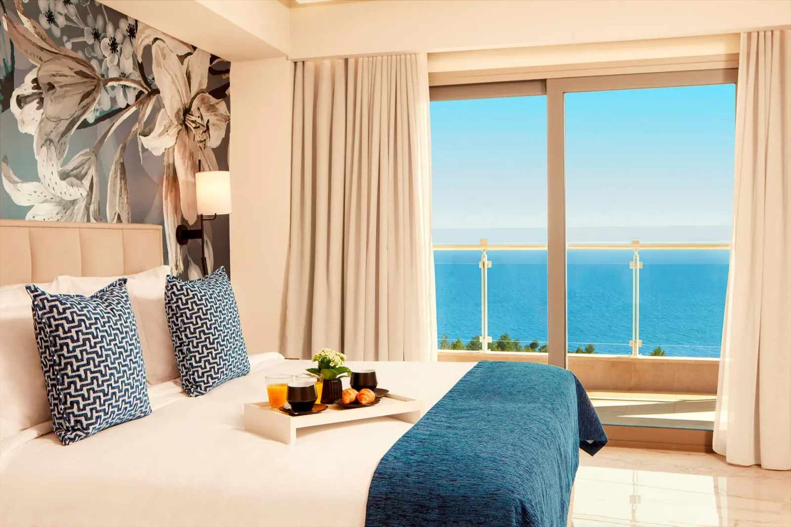 Executive Suite 2 - Bedroom Sea View
