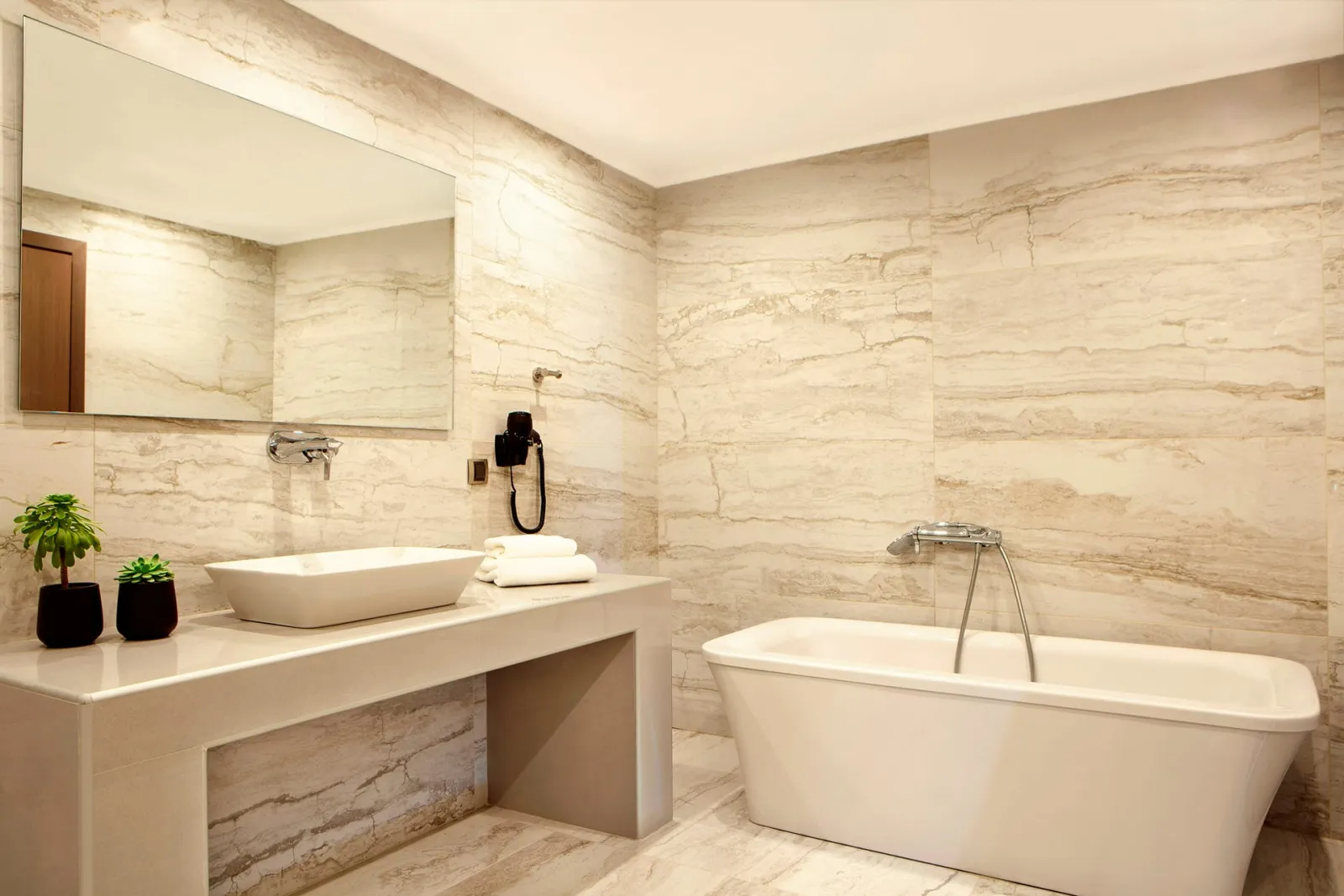 Executive Suite 2 - Bedroom Sea View