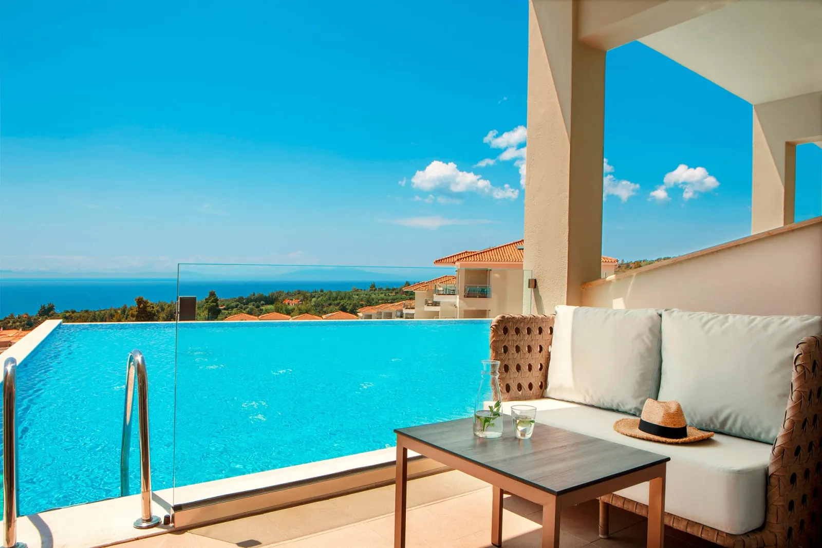 Deluxe Family Room Sharing Pool