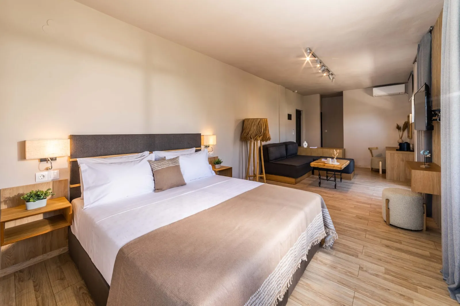 Junior Suite with Side Sea View