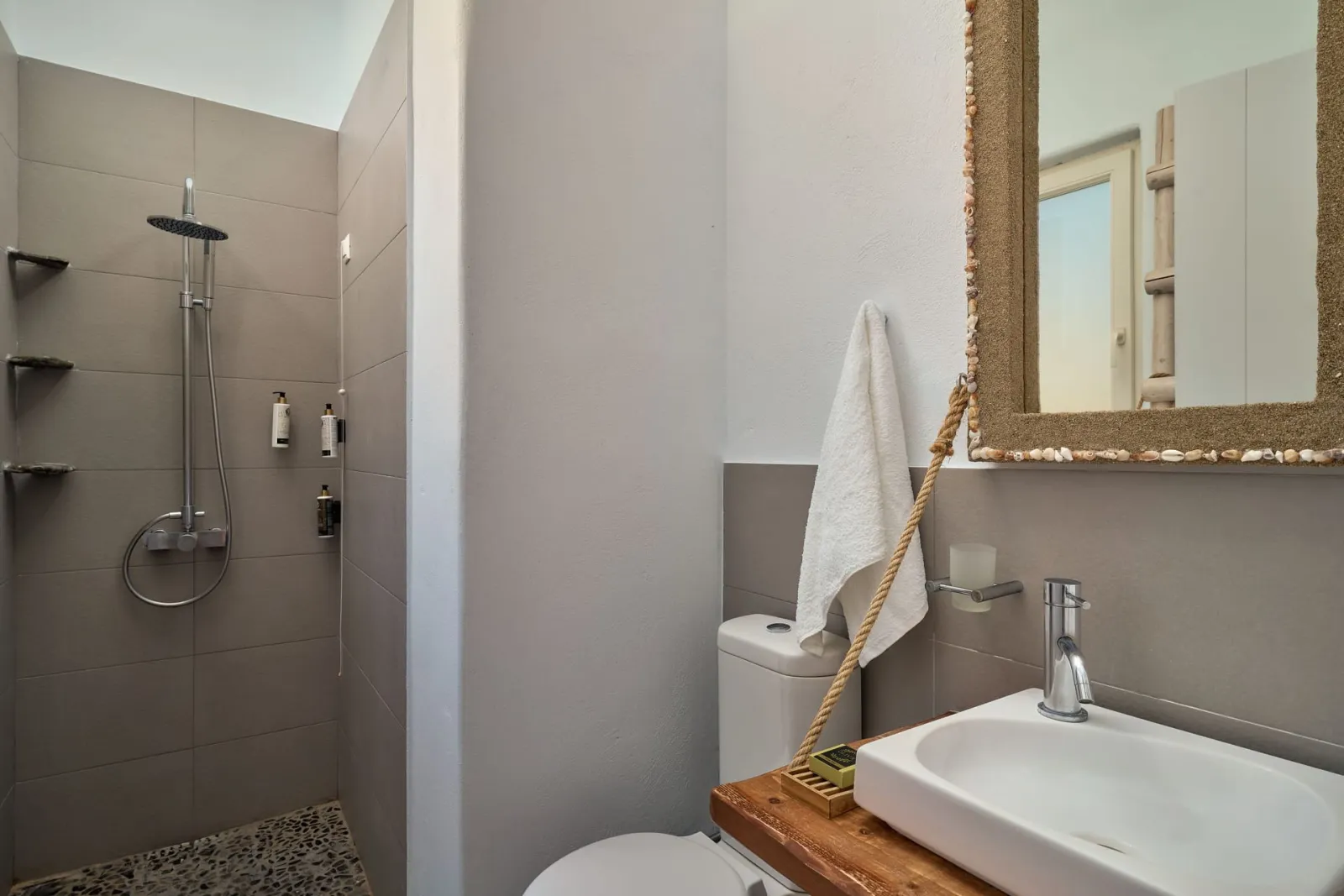 Poolfront Open Plan Suite with Sea View 40m²