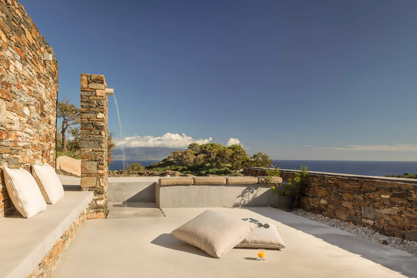 Cozy Retreat with Sea Views