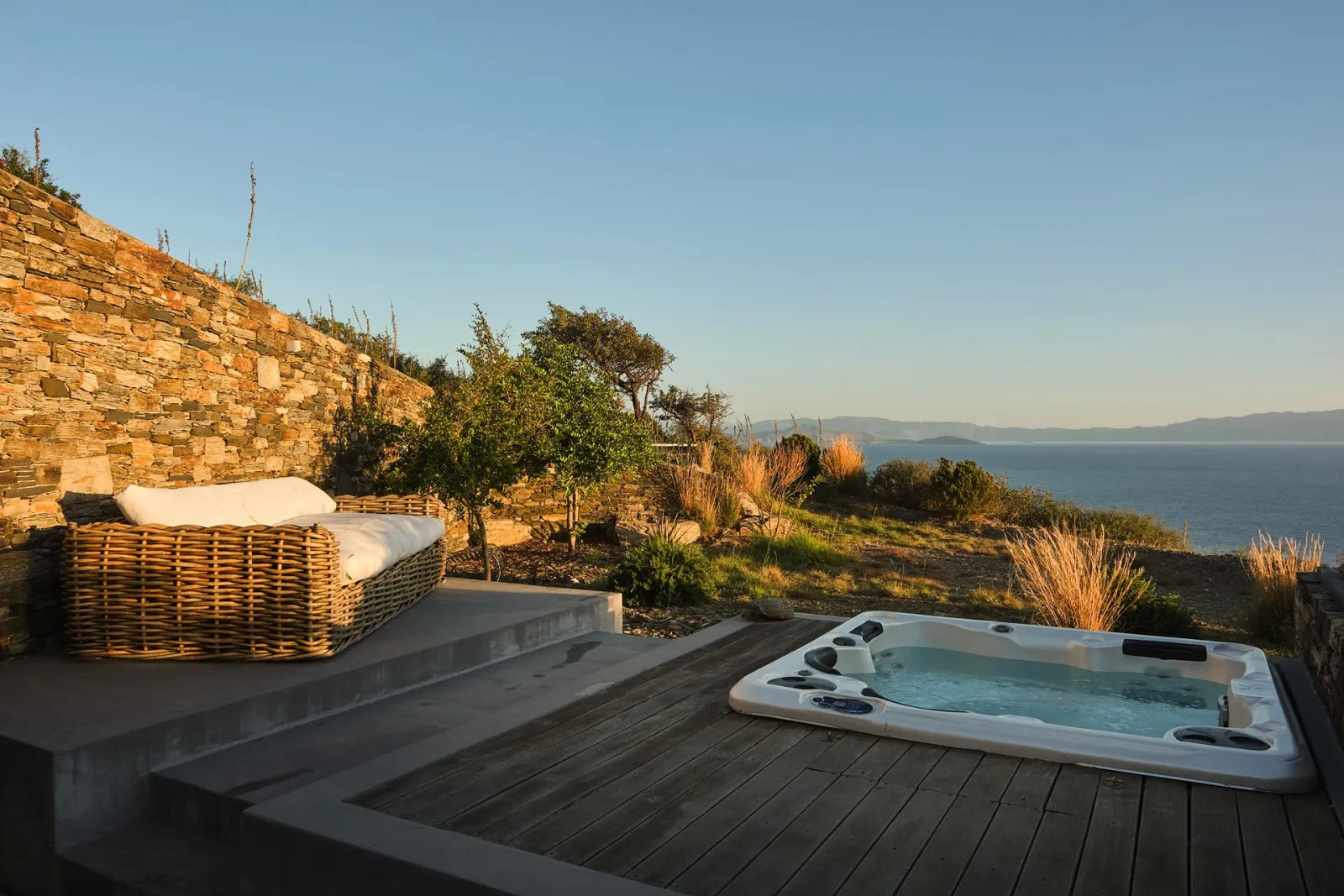 Sunrise Retreat with outdoor Hot Tub & Sea Views