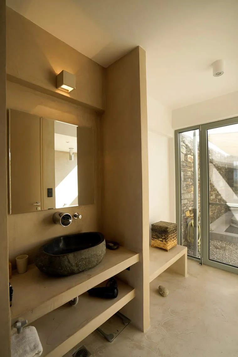 Valley Retreat with courtyard Hot Tub & Sea Views