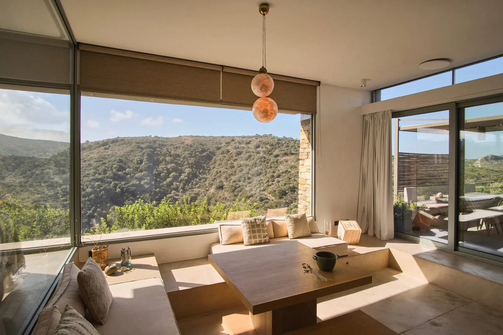 Valley Retreat with courtyard Hot Tub & Sea Views