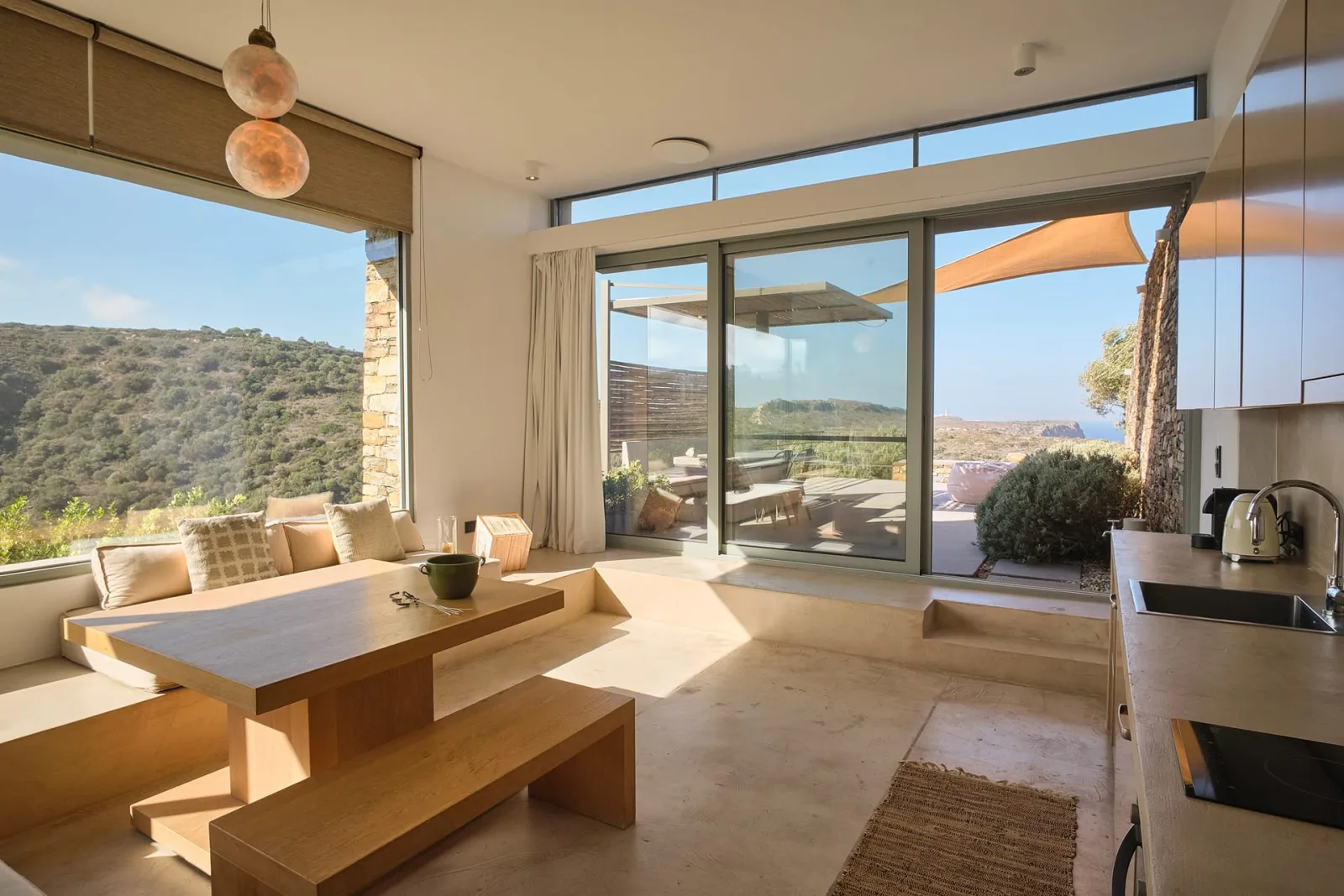 Valley Retreat with courtyard Hot Tub & Sea Views