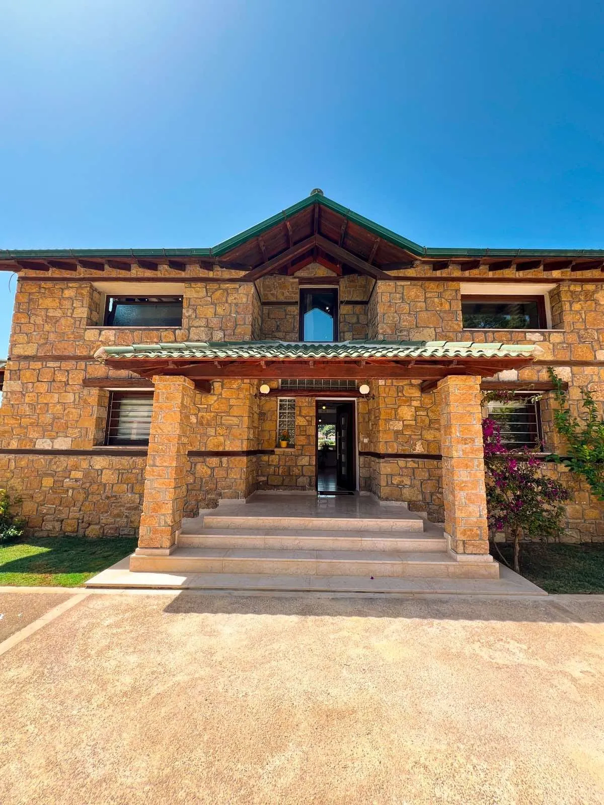 Villa 2  &amp; apartment  -  4 + 1 bedrooms
