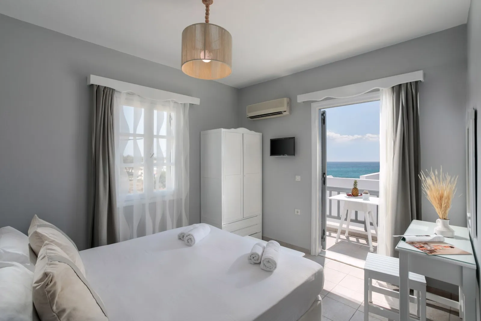 Family Apartment of 4 guests on top Floor with Balcony partial Sea View