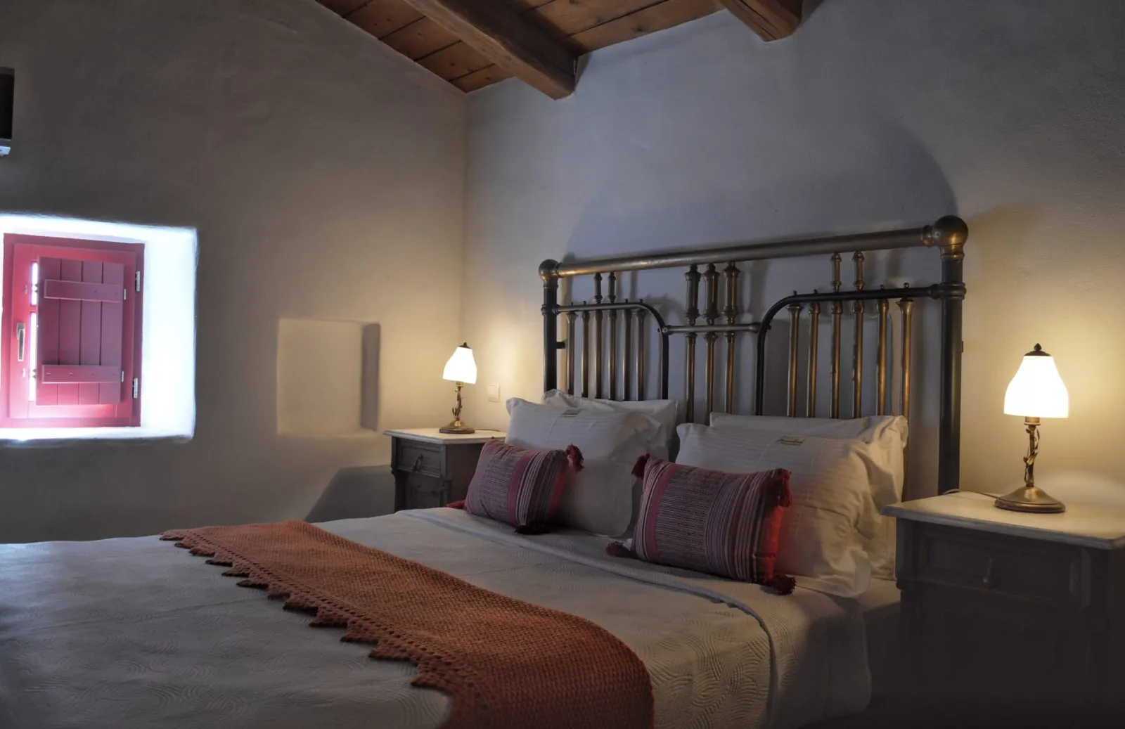 Megalithiko (Big-stone) Multi-level suite with mountain view and sea view