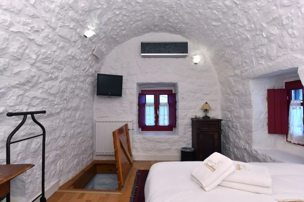 Polemopyrgos (War tower) Τwo-bedroom suite with sea and mountain view