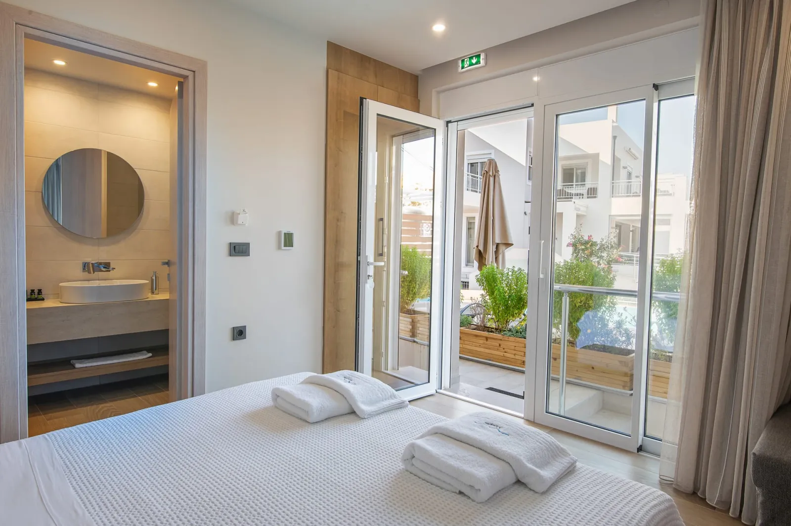 Deluxe Pool View Room
