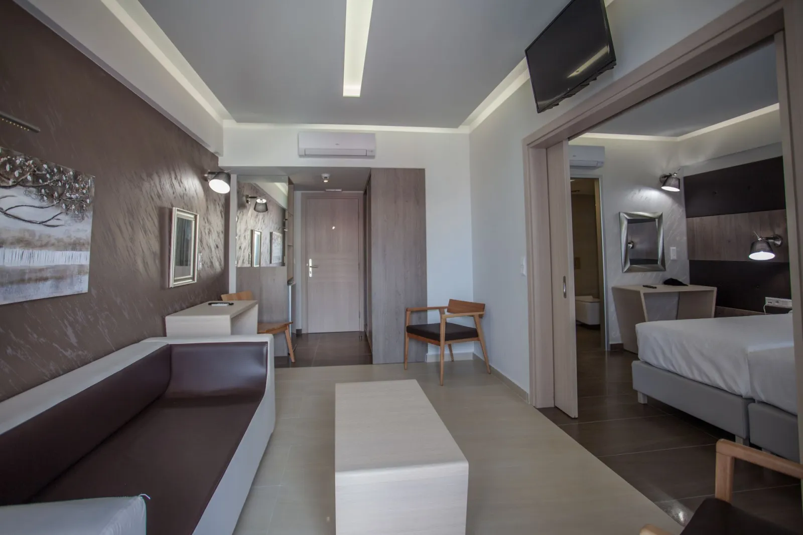 Deluxe Suite with partial Sea View