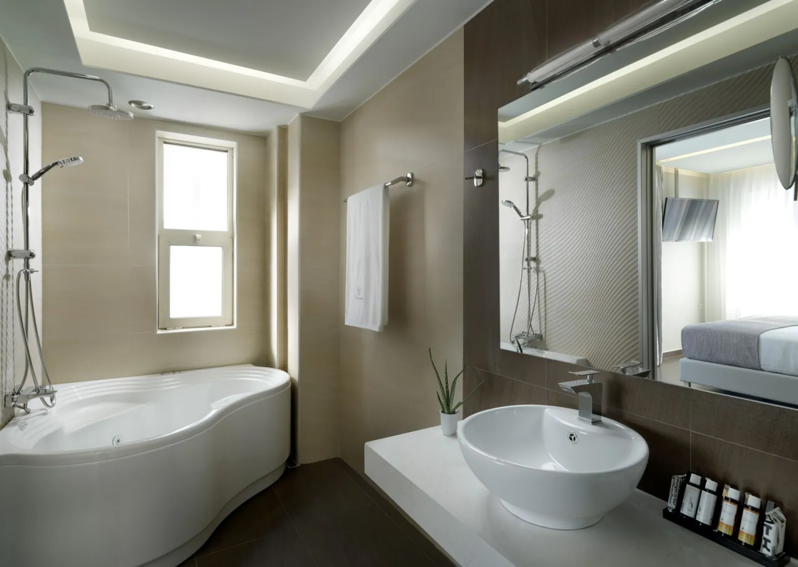 Deluxe Suite with partial Sea View