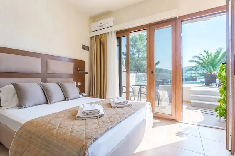 Double Room Ground Floor Pool View (13-15m²)