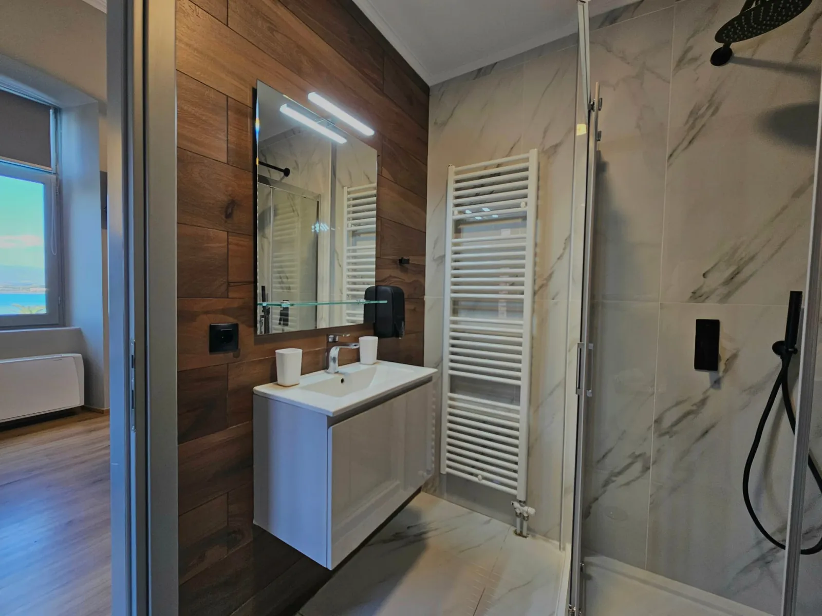 Deluxe Suite with Sea View (No. 5)