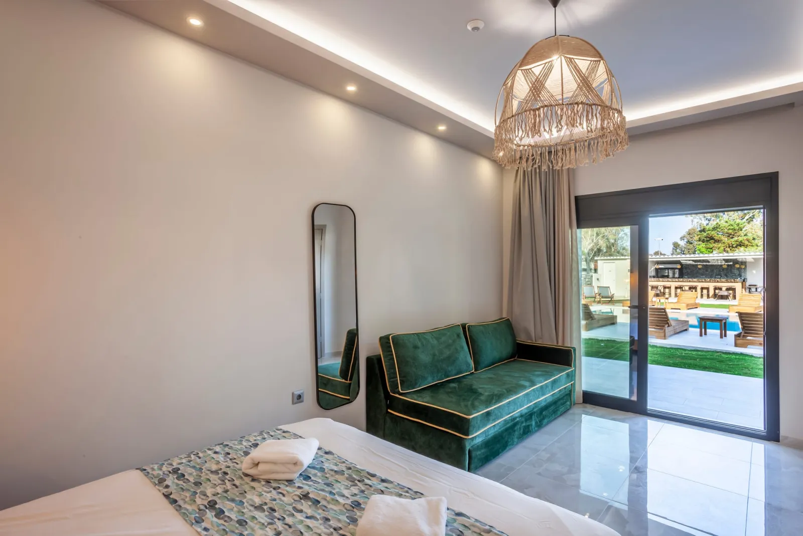 Olia: Family luxury Suite Pool view 8