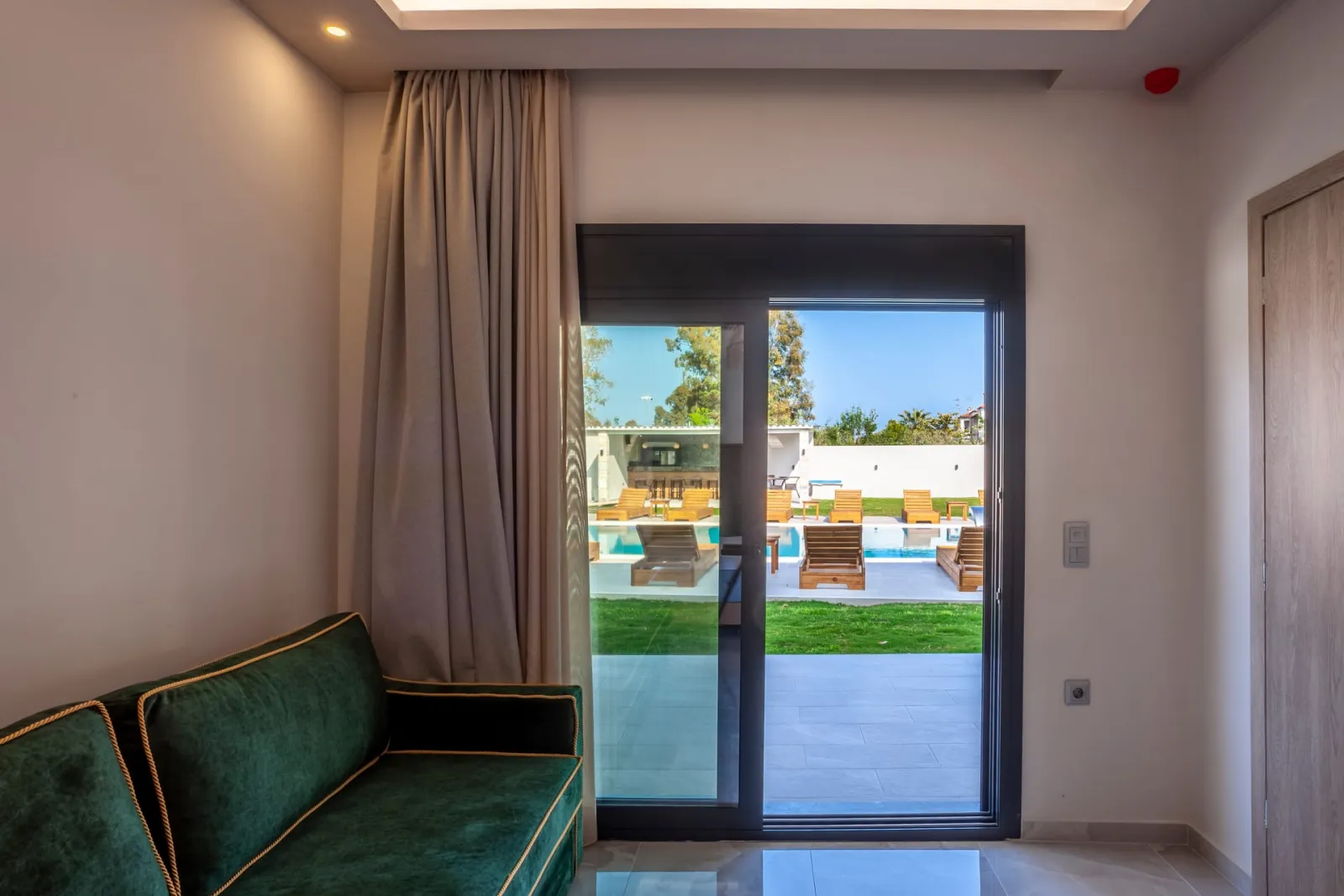 Olia: Family luxury Suite Pool view 8