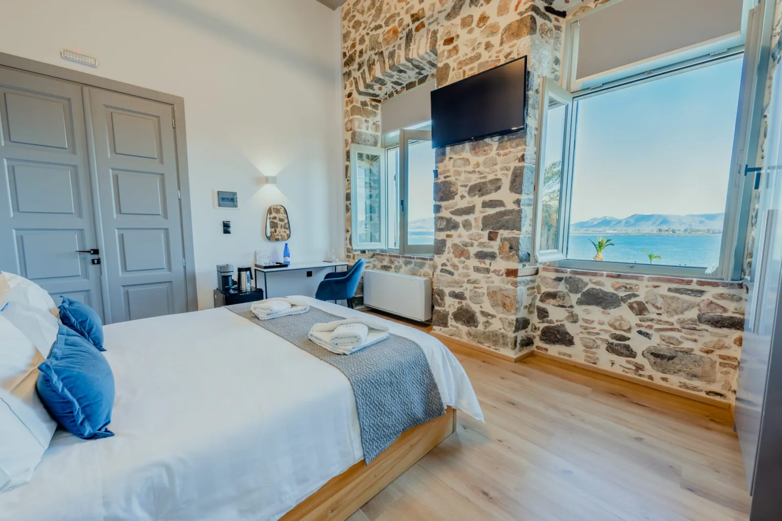 Deluxe Suite with Sea View (No. 6)