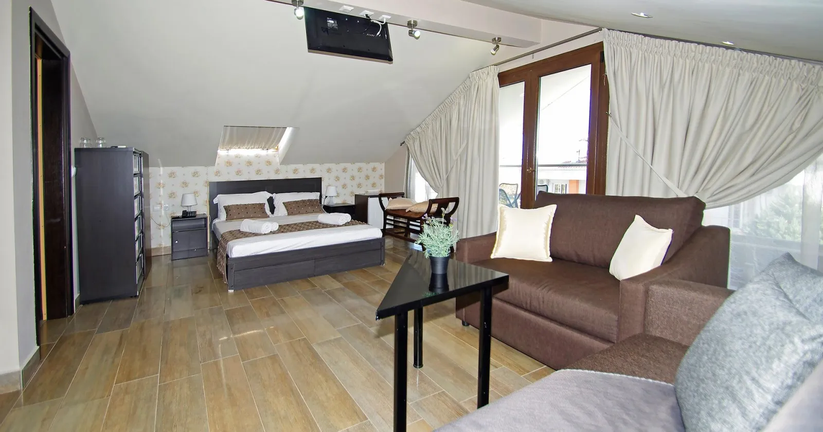 Deluxe Suite with Jacuzzi