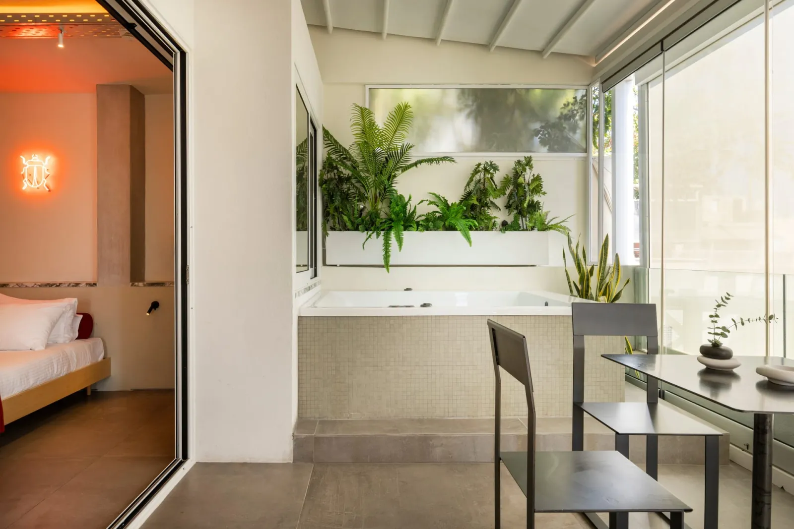 Pumbaa- Penthouse Suite with Hot tub