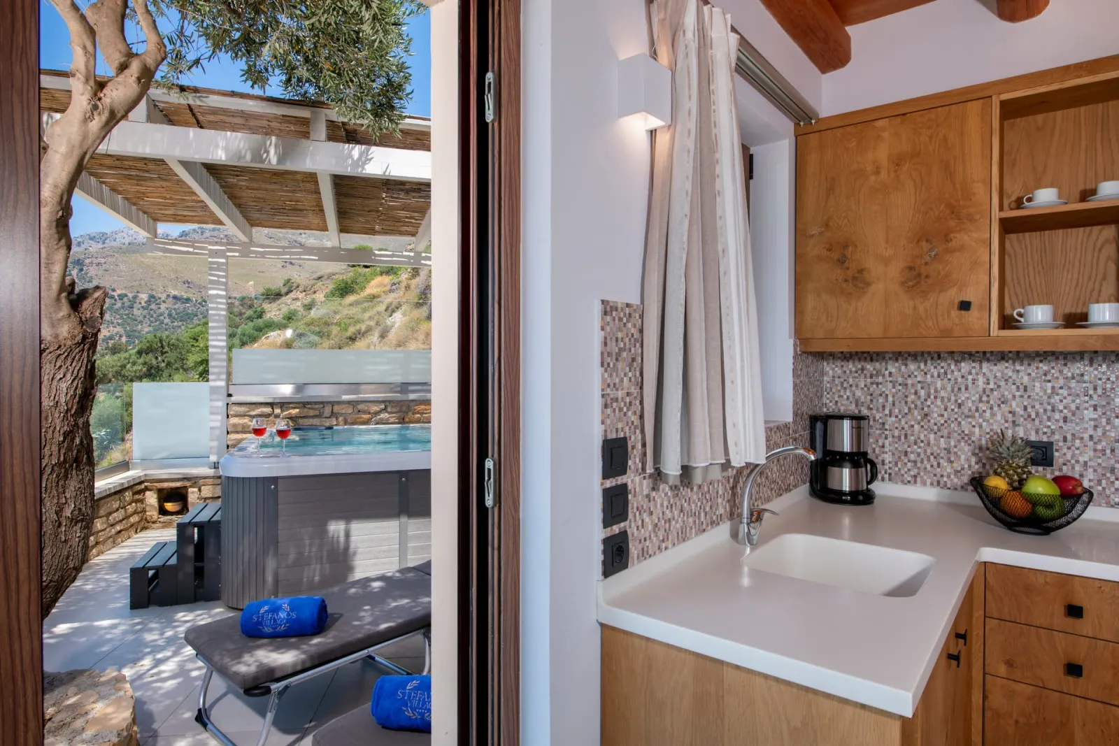 Cretan House with Panoramic View &amp; Jetted Tub