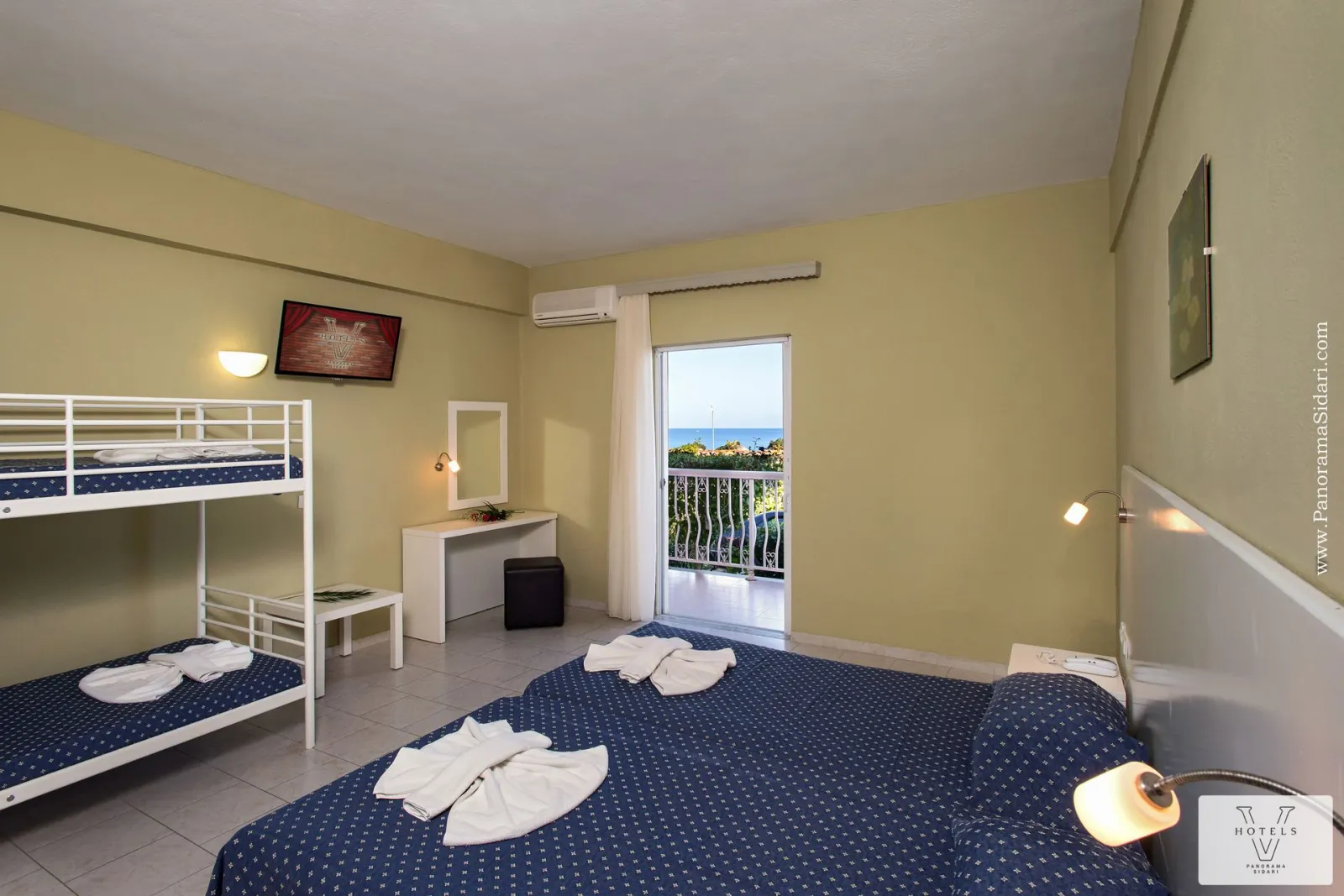 Family room (2 adults & 2 children)