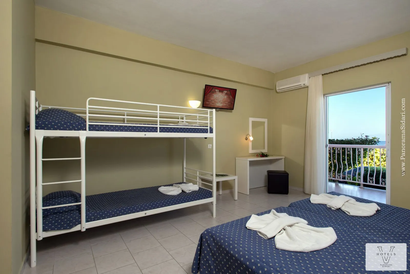 Family room (2 adults & 2 children)