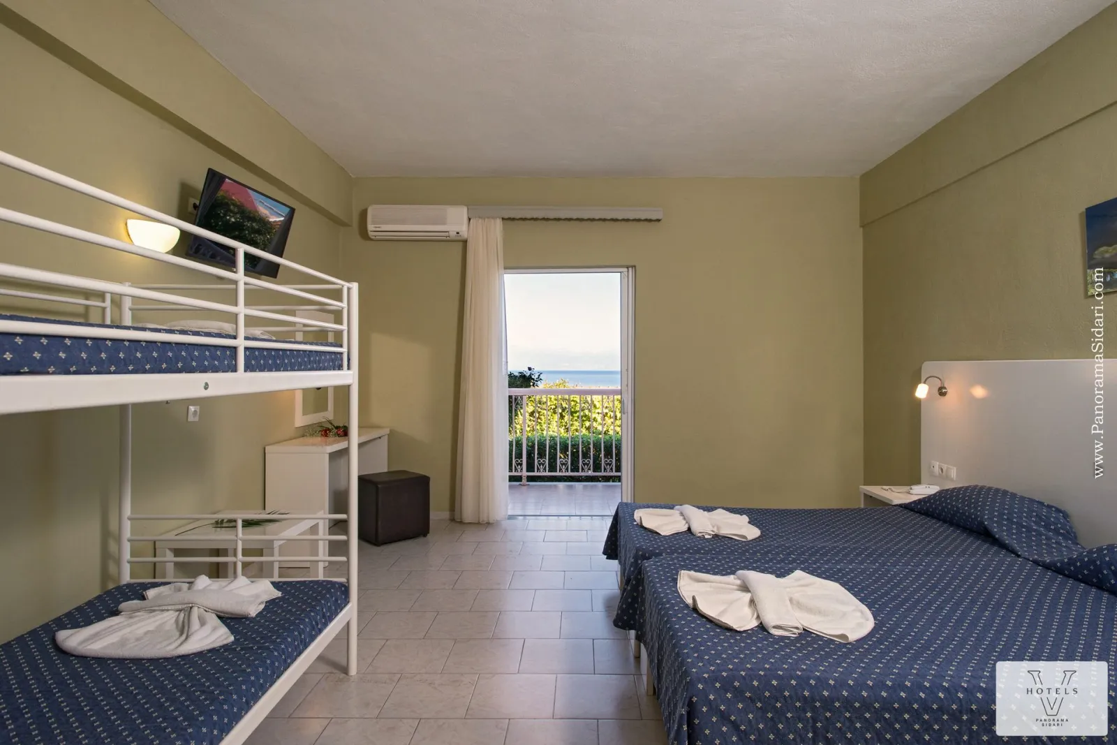 Family room (2 adults & 2 children)