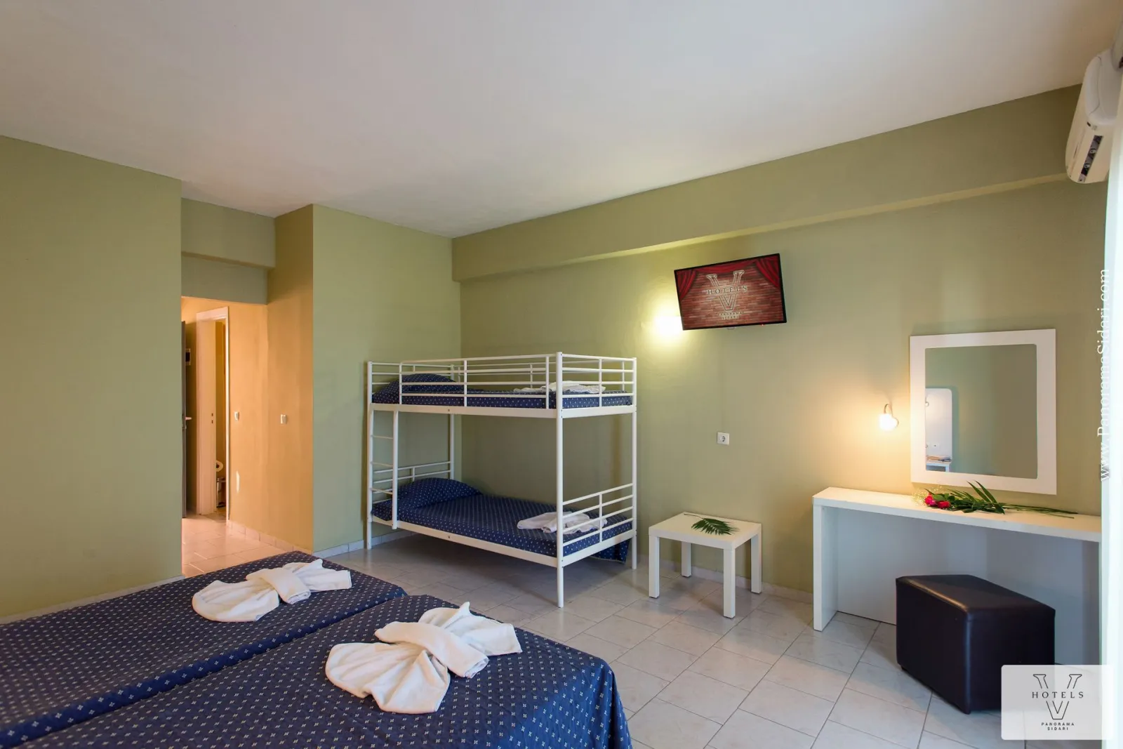 Family room (2 adults & 2 children)