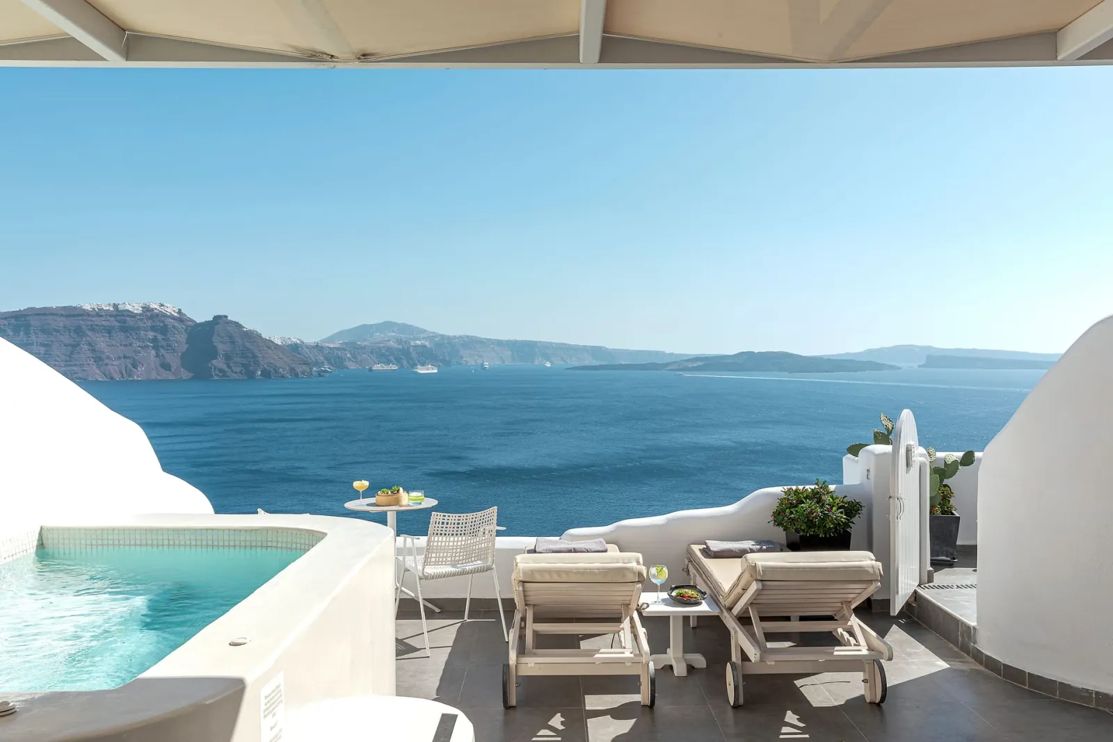 Absolute Suite with Private Hot Tub & Caldera View