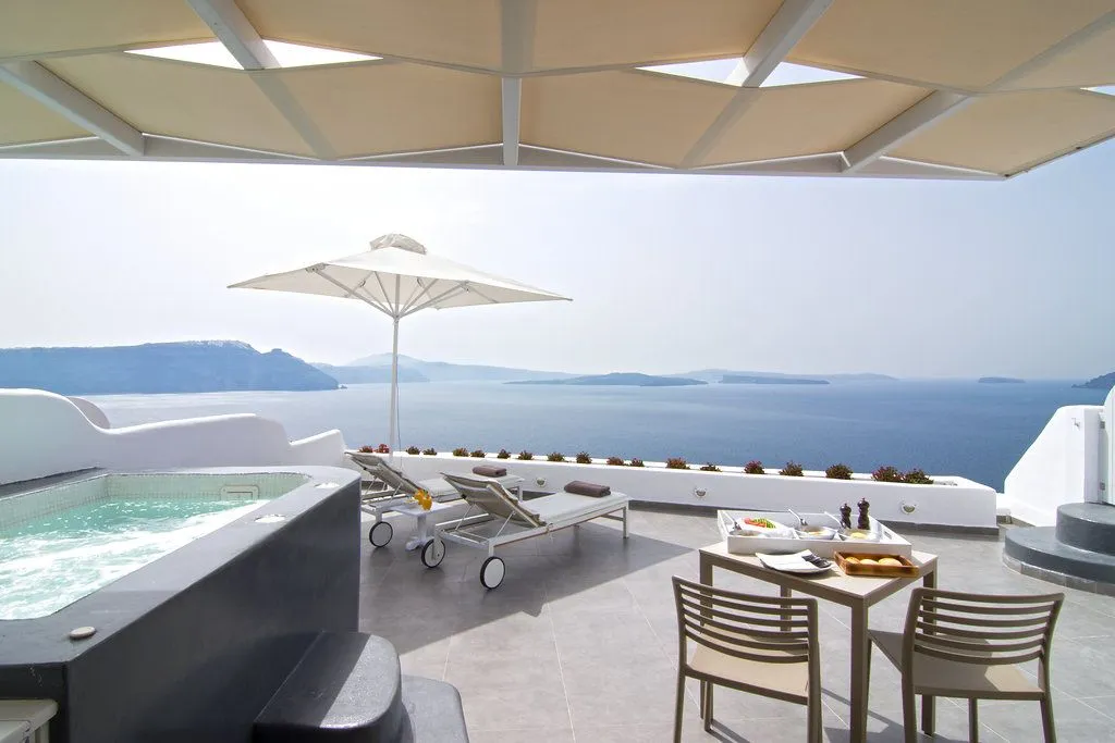 Absolute Suite with Private Hot Tub &amp; Caldera View