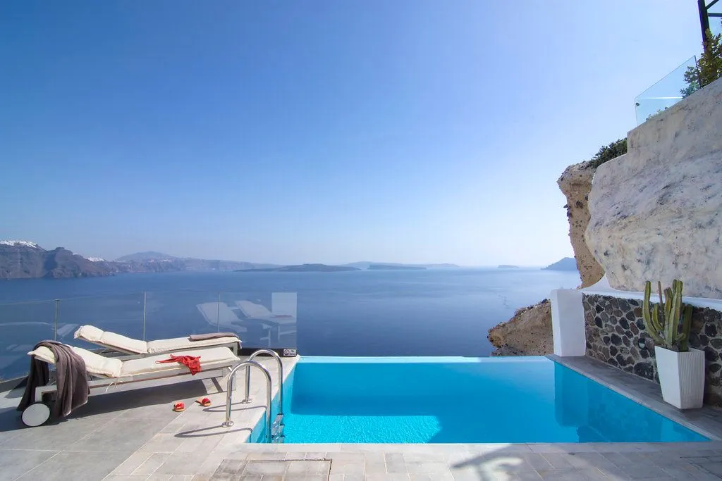 Honeymoon Suite with Outdoor Heated Pool and caldera view