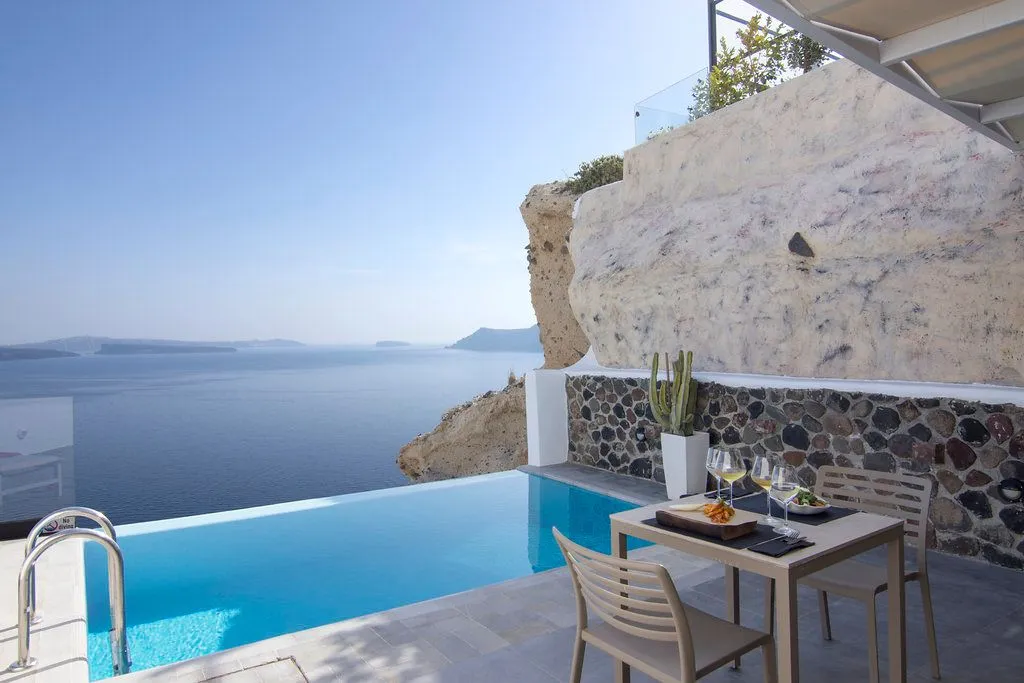 Honeymoon Suite with Outdoor Heated Pool and caldera view