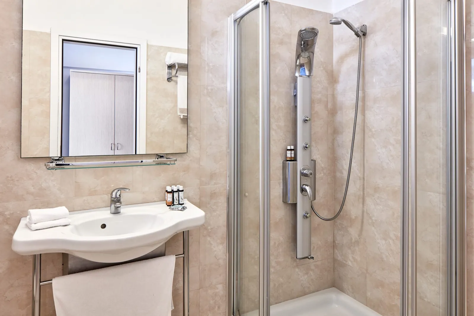 Double Room with Partial Sea View Max 3 persons | Upper Floor | 25 s.m