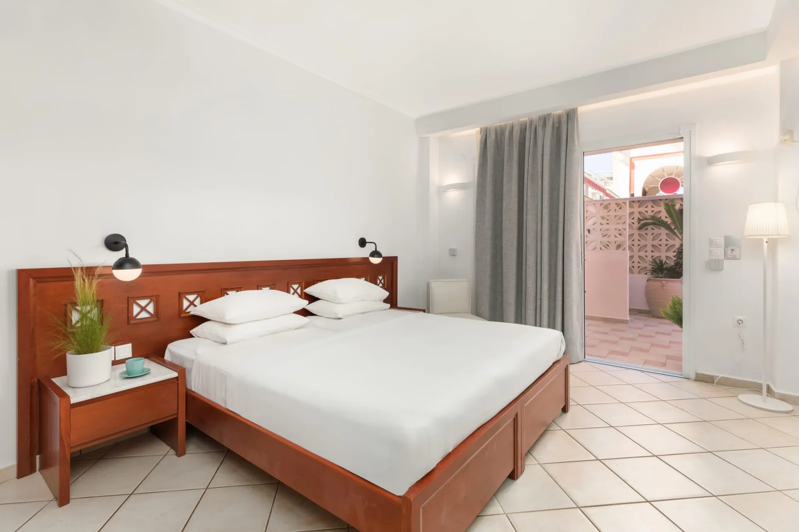 Ground Floor Poolside Apartment